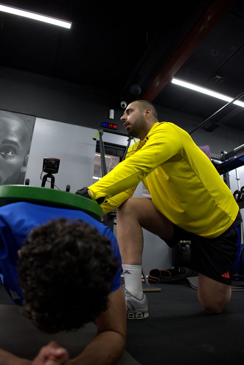 Dion Tsolakis loading a plate during Hassan Ayub’s session